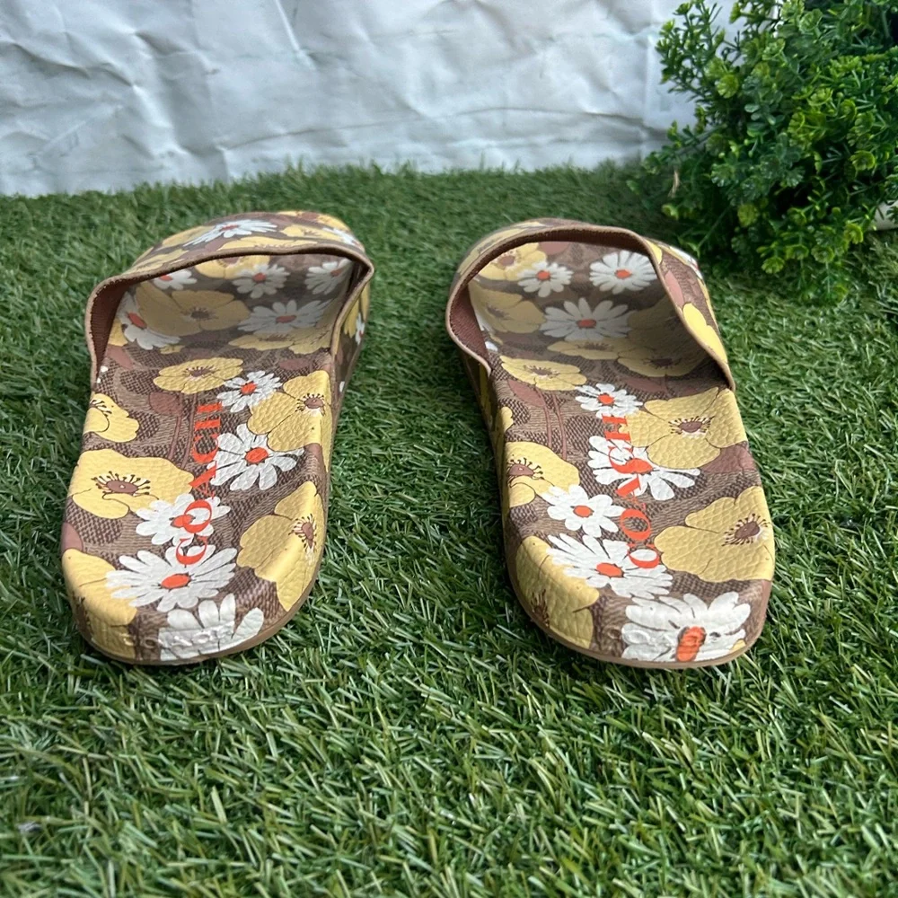 COACH
Udele Sig Floral Sport Slide
Women size 10 NEW
$95.00
Color: Beige - Picture 8 of 16
